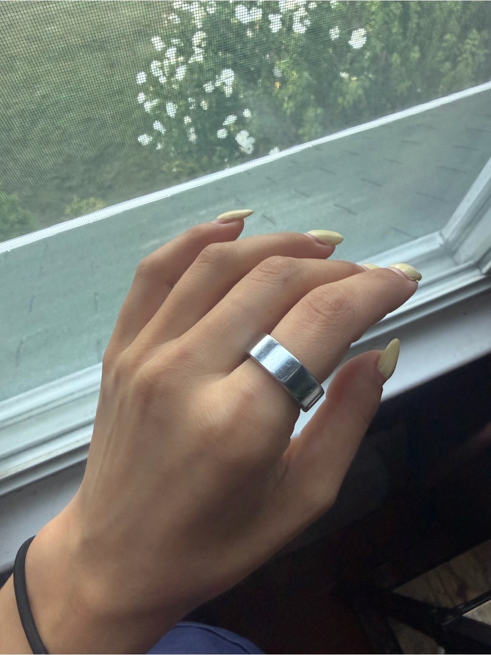 OURA RING - gen 3 size 9. Works perfectly, minor scratches. Charger included.